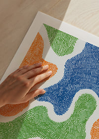 Les motifs colorés créent une ambiance dynamique et rythmée-9
