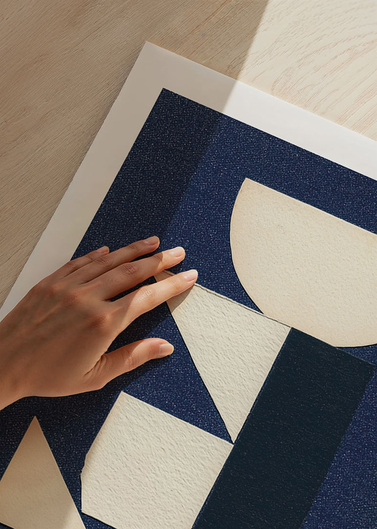 Elegante póster con formas geométricas sobre fondo oscuro.-12