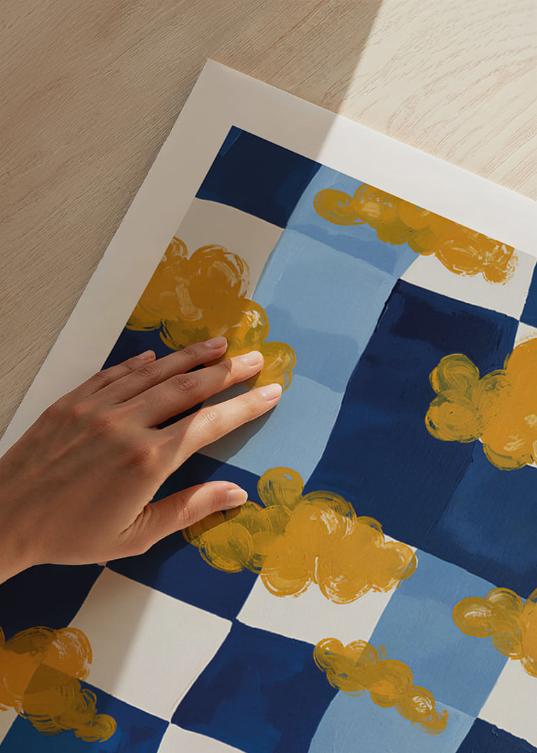 Zeltaini mākoņi peld virs zili balta šaha galdiņa-12