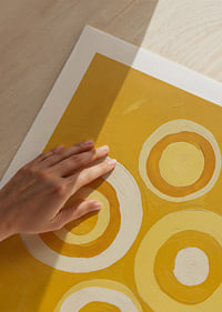 Gouden ringen dansen elegant op een warme achtergrond-9