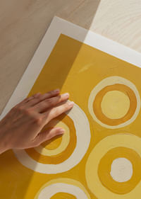 Zelta gredzeni dejo ar eleganci uz silta fona-5