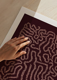 Un labyrinthe hypnotique de courbes et de motifs fascine le spectateur.-5