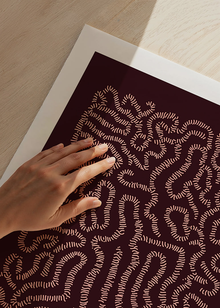 Un labyrinthe hypnotique de courbes et de motifs fascine le spectateur.-12