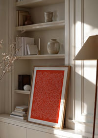 Rotaļīgs raksts uz spilgti sarkana fona-4