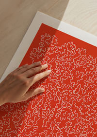 Rotaļīgs raksts uz spilgti sarkana fona-5