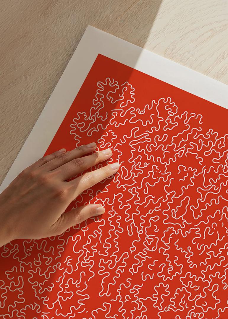 Rotaļīgs raksts uz spilgti sarkana fona-12