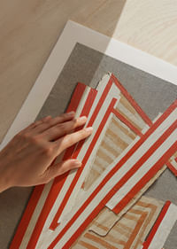 Las vibrantes líneas rojas y blancas crean un movimiento enérgico-5