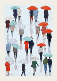 Färgglada paraplyer speglar sig lekfullt i den regnvåta gatan-3