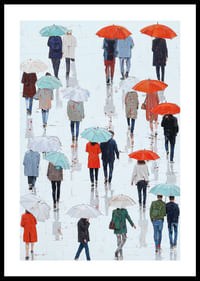 Los coloridos paraguas se reflejan juguetonamente en la calle empapada por la lluvia.-0