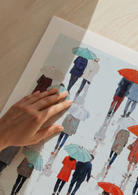 Los coloridos paraguas se reflejan juguetonamente en la calle empapada por la lluvia.-5