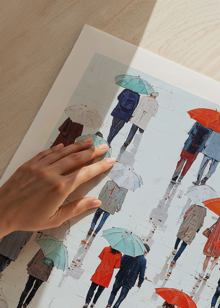 Los coloridos paraguas se reflejan juguetonamente en la calle empapada por la lluvia.-12