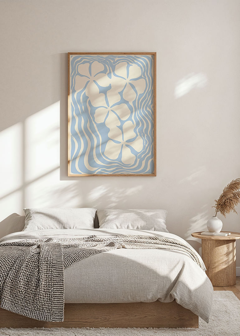 Zarte Blüten schweben in sanft wogenden blauen Wellen.-12