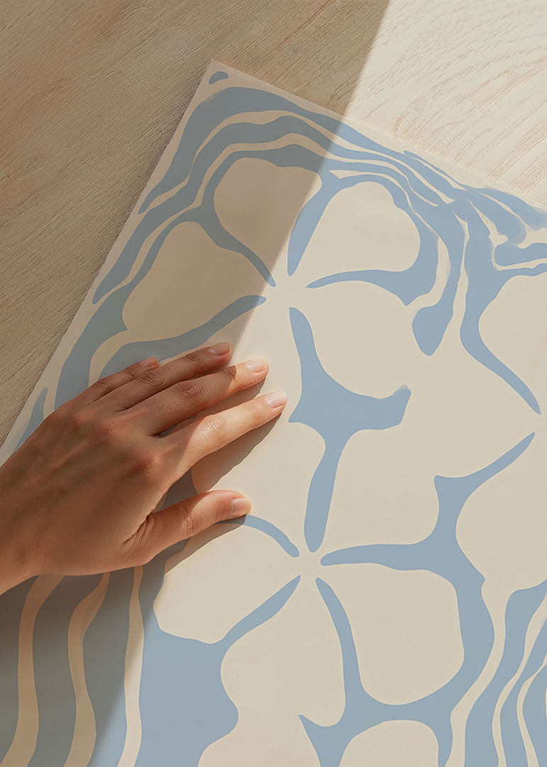 Zarte Blüten schweben in sanft wogenden blauen Wellen.-12