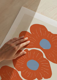 Drei leuchtende Blumen in warmen Farben verbreiten Freude.-5