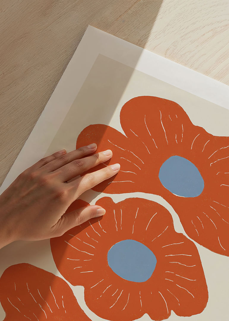 Drei leuchtende Blumen in warmen Farben verbreiten Freude.-12