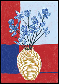 Fleurs bleues dans un vase éclectique sur fond coloré.-2