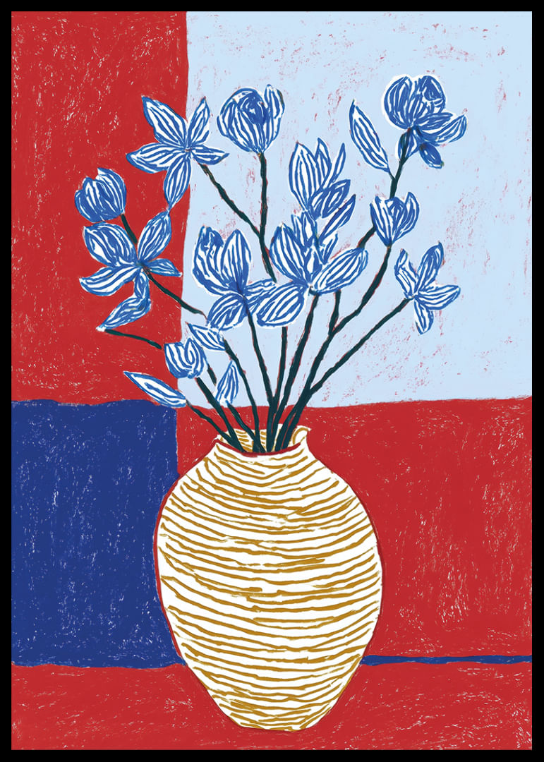 Fleurs bleues dans un vase éclectique sur fond coloré.-12