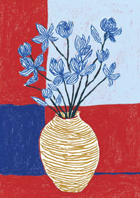 Fleurs bleues dans un vase éclectique sur fond coloré.-3