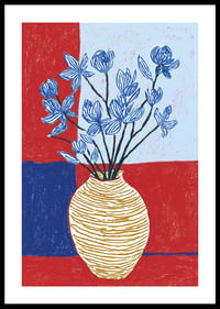 Fleurs bleues dans un vase éclectique sur fond coloré.-0