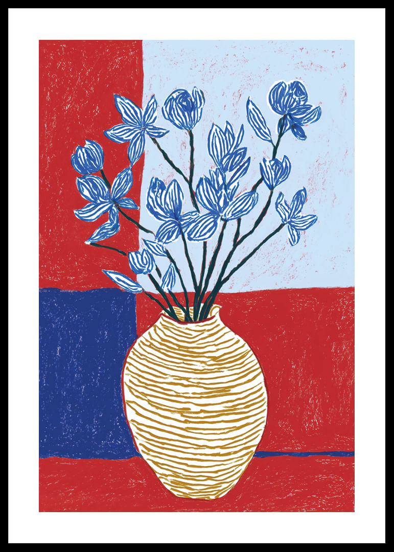 Fleurs bleues dans un vase éclectique sur fond coloré.-12