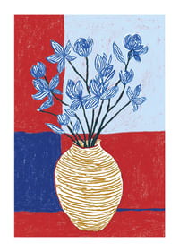 Fleurs bleues dans un vase éclectique sur fond coloré.-1