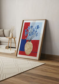 Fleurs bleues dans un vase éclectique sur fond coloré.-4