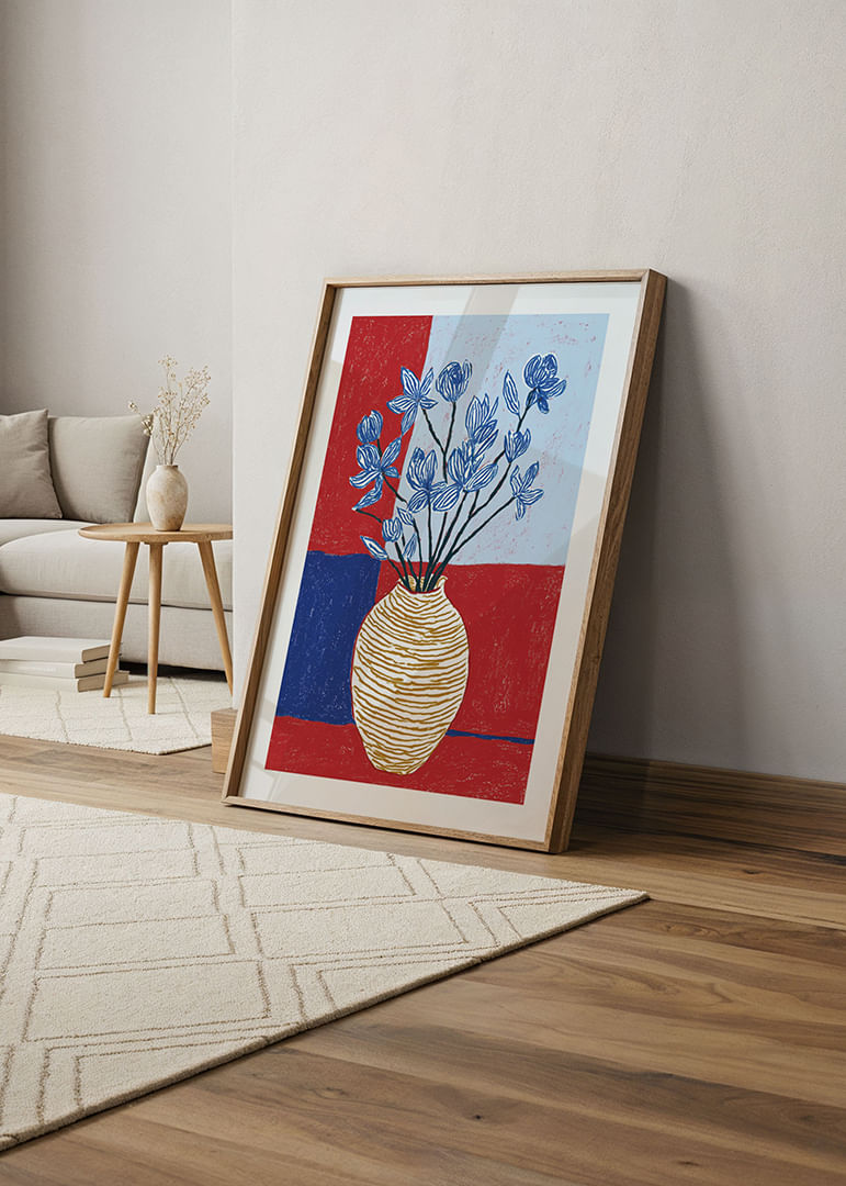 Fleurs bleues dans un vase éclectique sur fond coloré.-12