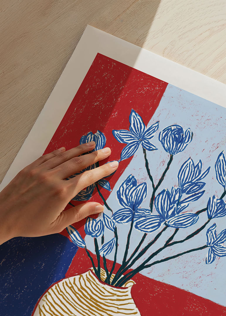 Fleurs bleues dans un vase éclectique sur fond coloré.-12