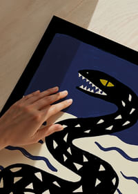 Una misteriosa serpiente se desliza entre las olas.-3