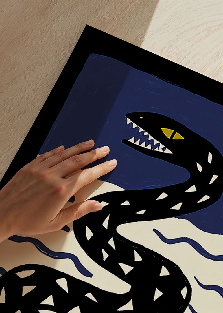 Una misteriosa serpiente se desliza entre las olas.-12