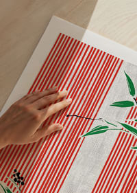 La elegancia de los brotes de bambú sobre líneas rojas crea armonía visual.-5