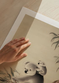 Due koala riposano pacificamente su un albero.-5