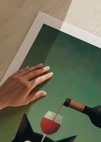 Un gatto misterioso è affascinato da un bicchiere di vino rosso.-5