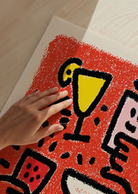 Ciotole vivaci su uno sfondo rosso acceso.-3