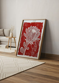 Une fleur blanche sur fond rouge crée un effet saisissant.-2