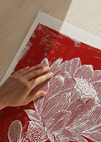 Une fleur blanche sur fond rouge crée un effet saisissant.-3
