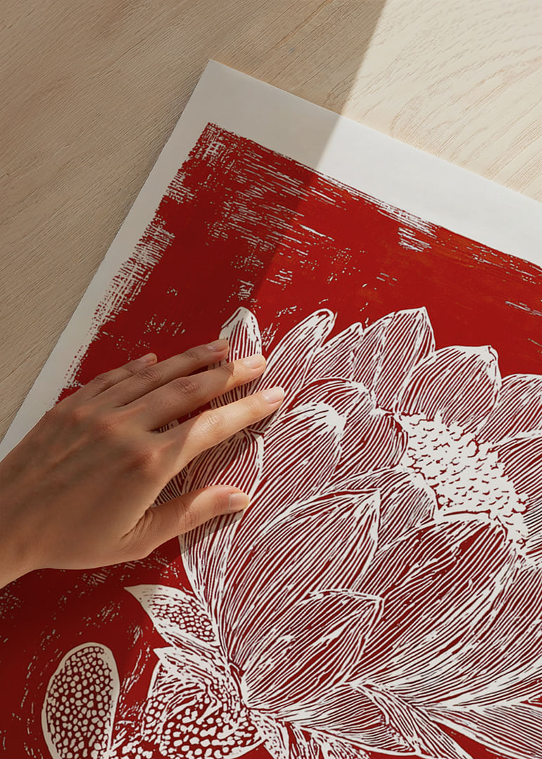 Une fleur blanche sur fond rouge crée un effet saisissant.-12
