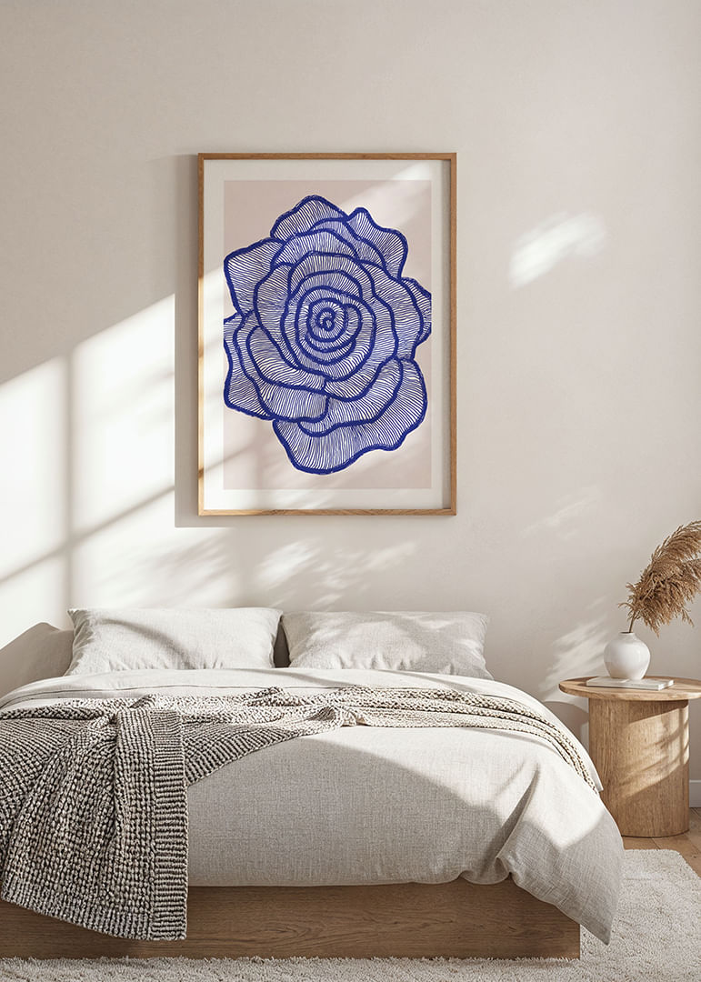 Una rosa blu risalta alla vista con linee eleganti.-12