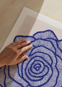 Una rosa blu risalta alla vista con linee eleganti.-5