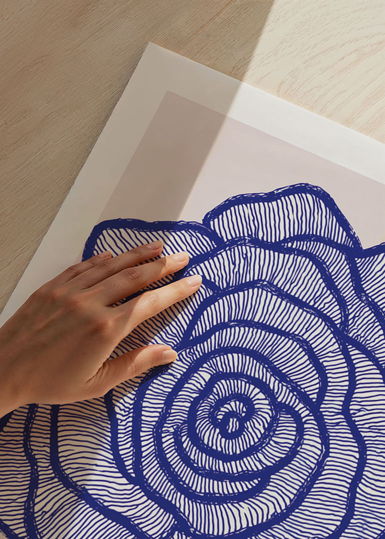 Una rosa blu risalta alla vista con linee eleganti.-12