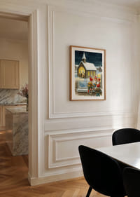 Tomtar blickar in i en mysig kyrka under en stjärnklar natt-4