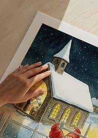 Tomtar blickar in i en mysig kyrka under en stjärnklar natt-5