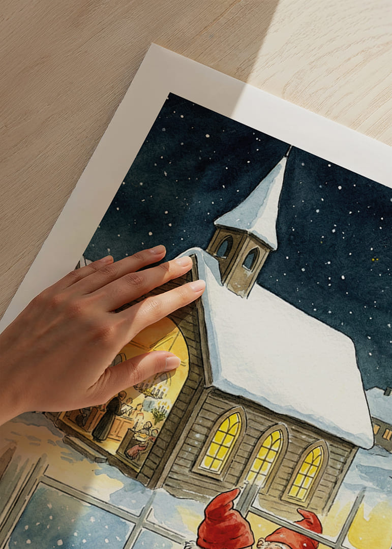 Tomtar blickar in i en mysig kyrka under en stjärnklar natt-12