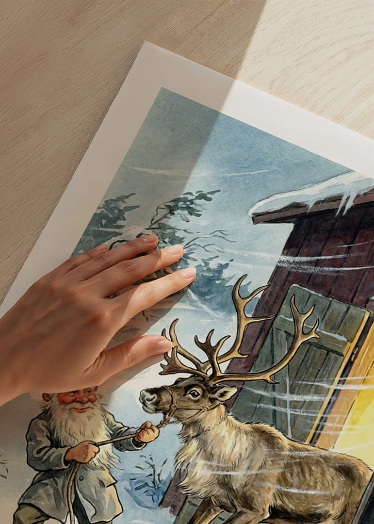 En tomte och en ren i vintersolens gyllene sken-12