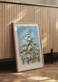 Tomtar pryder en snötäckt gran i vintrig glädje-4