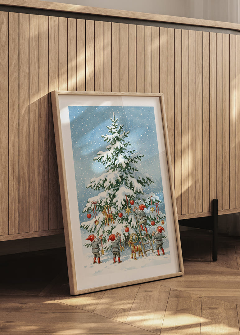 Tomtar pryder en snötäckt gran i vintrig glädje-12