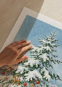 Tomtar pryder en snötäckt gran i vintrig glädje-5