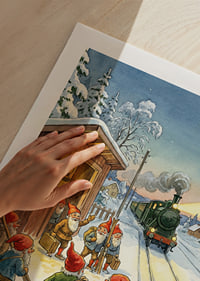 Snöklädd tågstation med tomtar och lyktan som lyser-9