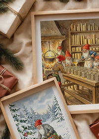 Le gnome fabrique des bougies dans un atelier confortable-8