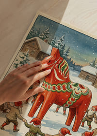 Elfen dansen rond een rood Dala-paard in de wintersneeuw-3